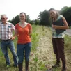 photo devant la haie bocagère sur le terrain de la commune de magny-le-désert (orne), en face du cimetière. daniel prévost, premier adjoint ; mariette petitjean, chargé de mission bocage au parc naturel régional normandie maine et perrine prével, technicienne conseil en agroforesterie à la société bois bocage énergie.