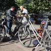 photo les bénévoles de l’association aime avaient installé un stand d’auto-réparation de vélo samedi 5 octobre 2024, sur le marché de sablé-sur-sarthe, place de la république.