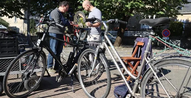 photo  les bénévoles de l’association aime avaient installé un stand d’auto-réparation de vélo samedi 5 octobre 2024, sur le marché de sablé-sur-sarthe, place de la république.  &copy;  ouest-france 