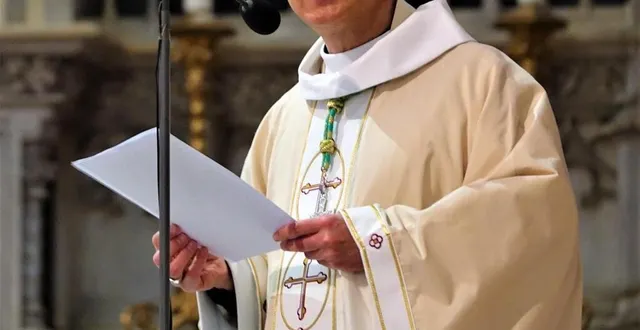 photo  monseigneur jean-pierre vuillemin arrive de metz. il est le nouvel évêque du mans.  &copy;  ouest-france 