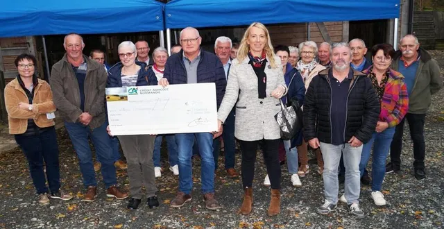 photo  le président, éric levardon, au centre, entouré de catherine julienne, présidente de la caisse locale, et d’isabelle froment, directrice.  &copy;  ouest-france 