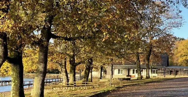 photo  au bord du lac de sillé, ce restaurant a un cadre magnifique.  &copy;  ouest-france 