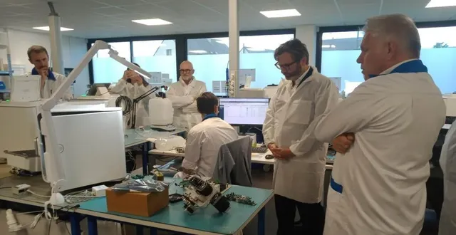 photo  visite de l’atelier de réparation avec le sénateur emmanuel capus (2e en partant de la droite) et le directeur, julien dolivet (au centre).  &copy;  co 