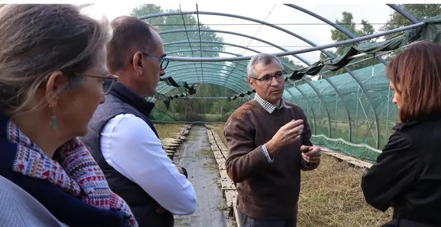 photo  christelle morançais a pu échanger avec hugues millot dans son élevage d’escargots.  &copy;  le maine libre 