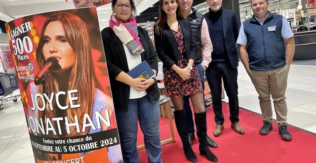 photo  manuela gourichon, adjointe au maire de sablé-sur-sarthe en charge de la culture, céline et clément tessier, propriétaires du leclerc, roland bouchon, directeur de l’association l’entracte, et julien lartigue, directeur du magasin.  &copy;  ouest-france 