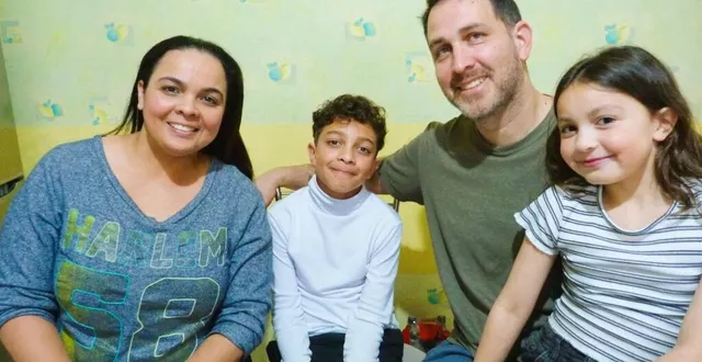 photo  première rentrée scolaire au collège fertois pour matias, 11 ans, et natalia, 10 ans, à l’école georges-vallée de lamnay. ici, entourés de leurs parents alejandra et osmer cherzia.  &copy;  ouest-france 