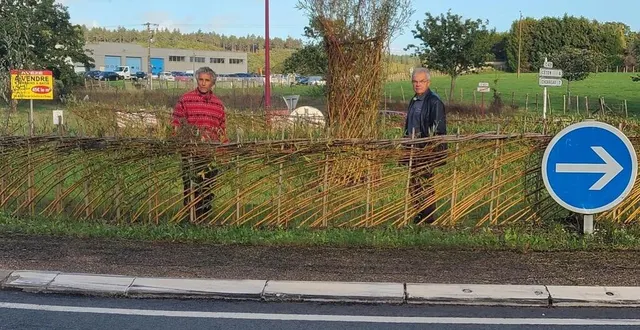 photo  le plesseur franck viel et le maire pierre boulard, sur le rond-point pour présenter la haie de saules tressés.  &copy;  le maine libre. 