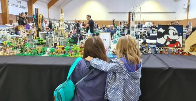 photo  petits et grands s’émerveillent devant les dioramas présentés à yvré en briques.  &copy;  archives ouest-france 