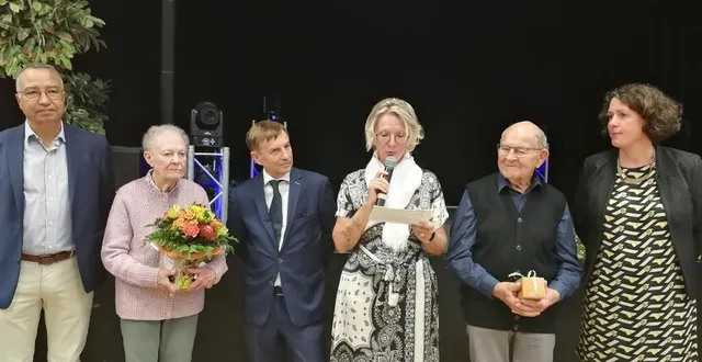 photo  solange burel, fleurs à la main, et lucien prigent, et son présent : les doyens, parmi les élus.  &copy;  ouest-france 