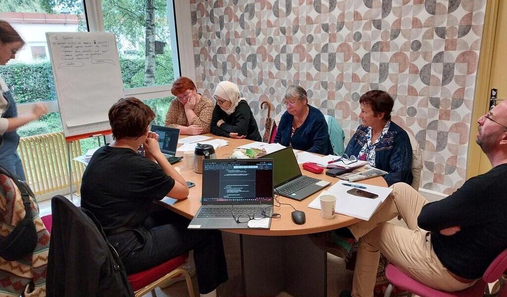 At Chemin-Vert in Caen, you can learn to use a computer and have fun