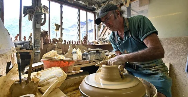photo  les cinq céramistes perpétuent les techniques d’estampage et, ici, de tournage.  &copy;  stéphane geufroi / ouest-france 