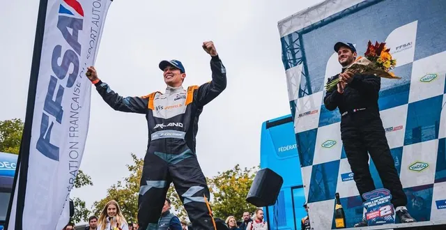 photo  sur le podium, paul cocaign pouvait laisser éclater sa joie. il remporte sa première course de la saison en championnat de france de rallycross.  &copy;  rallycross france 