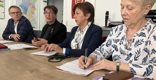 photo  de gauche à droite, olivier ruchaud, marietta karamanli, odile berny et jacqueline rousseau, membres du groupe citoyen écologiste solidaire.  &copy;  ouest-france 