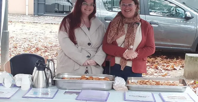 photo  mylène harlay, directrice de la résidence le foulon (à droite) et caroline lucas (secrétaire) offrent une collation sur le marché afin de lancer des invitations à une conférence sur la nutrition le 18 octobre.  &copy;  ouest-france 