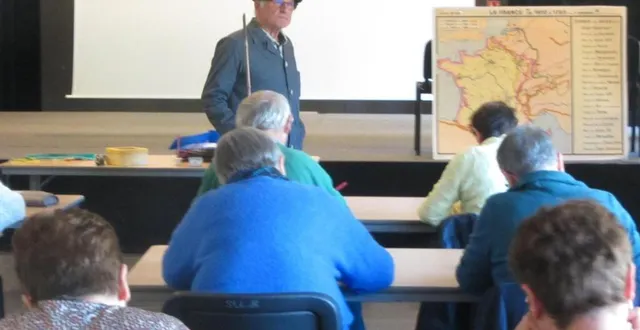 photo  tous penchés sur leur feuille et s’efforçant de résoudre un problème difficile. la carte de france et le tableau figurent une classe d’autrefois. le maître, coiffé du béret, veille à la régularité de l’examen.  &copy;  co 