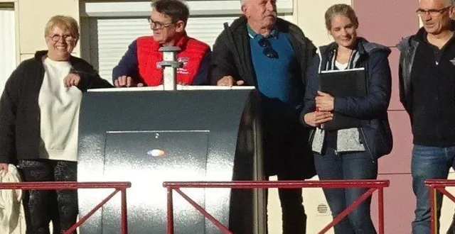 photo  la visite de quartier a débuté à l’école camus pour s’achever vers bellevue. la mise en place des conteneurs est une satisfaction.  &copy;  le maine libre 