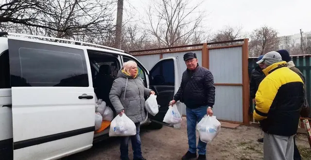 photo  une distribution de l’association ukraine invicta aidée par l’association aide au tiers-monde de sainte-honorine-la-chardonne, dans la région de kharkiv, en ukraine.  &copy;  dr 
