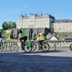 photo des cyclistes passant devant le château de sablé-sur-sarthe lors de l’événement « mai à vélo », soutenu par le pays sabolien, le 18 mai 2024.