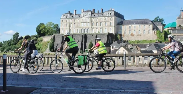 photo  des cyclistes passant devant le château de sablé-sur-sarthe lors de l’événement « mai à vélo », soutenu par le pays sabolien, le 18 mai 2024.  &copy;  archives ouest-france 