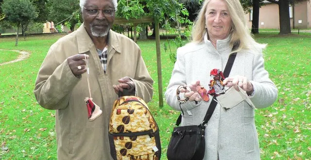 photo  bernard n’kaloulou, président de l’association et son épouse christiane ont apporté de petits objets faits main du congo. leur vente permettra de collecter des fonds pour leurs actions.  &copy;  ouest-france 