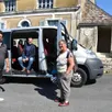 photo le minibus de la commune de saint-mars présenté par les trois maires vincent barrais, christophe pinto et chantal buin.