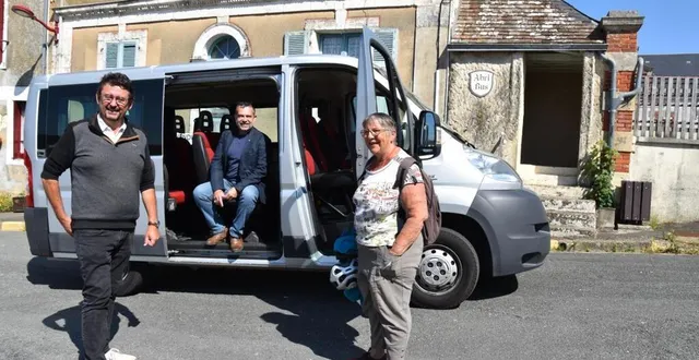 photo  le minibus de la commune de saint-mars présenté par les trois maires vincent barrais, christophe pinto et chantal buin.  &copy;  le maine libre 