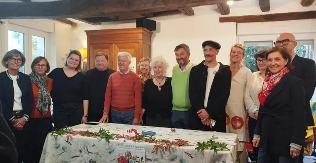 photo  l’équipe de l’association entre cours et jardins, avec aileen sharpe, présidente ; steevy boulay, parrain de l’édition ; marion peeters, illustratrice et agnès besnard, maire adjointe chargée de la culture.  &copy;  ouest-france 