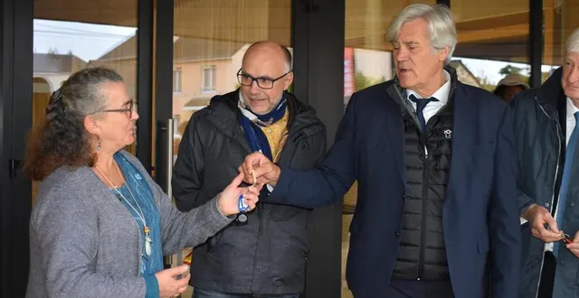 photo  les clés du gymnase de la briqueterie, au mans (sarthe), ont été remises au collège voisin, en présence de professeurs d’eps et d’une dizaine d’élèves.  &copy;  ouest-france 