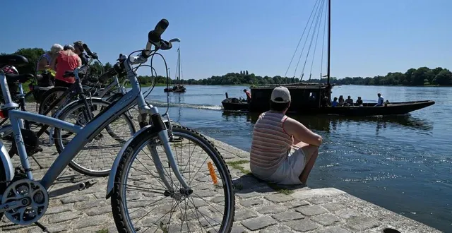 photo  champtoceaux (orée-d’anjou), jeudi 30 mai 2023. le « slow tourisme » et les balades à vélo en bord de loire ont le vent en poupe… quand il fait beau.  &copy;  archives co – laurent combet 