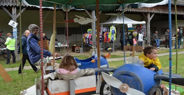 photo  un manège écolo construit avec des matériaux de récupération, propulsé à la force des jambes du sympathique accordéoniste.  &copy;  ouest-france 