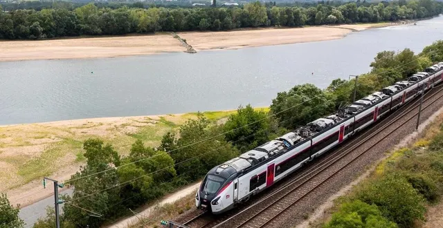 photo  un ter sur la ligne ferroviaire reliant nantes (loire-atlantique) et angers (maine-et-loire), le long de la loire.  &copy;  archives franck dubray/ouest-france 