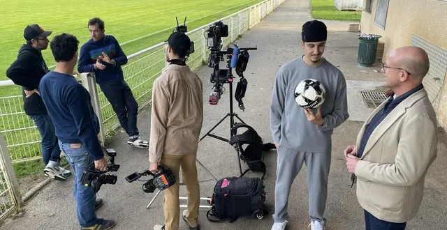 photo  pendant une courte pause, allebou (ballon en main) fait le point avec l’équipede tournage.  &copy;  ouest-france 