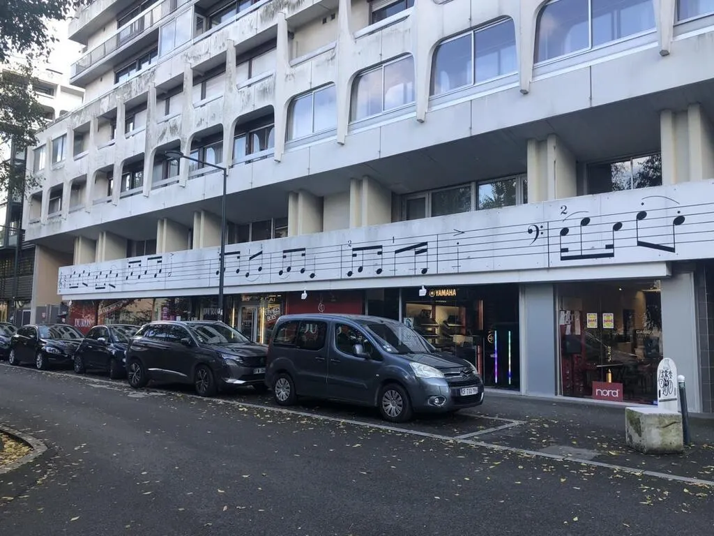 Star Wars, Debussy… Quelle est cette mystérieuse partition de musique sur ce magasin à Rennes