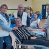 photo  une équipe de bénévoles et d’infirmières toujours souriante et bienveillante pour accueillir les donneurs comme isabelle, fidèle aux rendez-vous. 