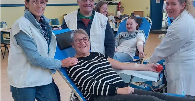photo  une équipe de bénévoles et d’infirmières toujours souriante et bienveillante pour accueillir les donneurs comme isabelle, fidèle aux rendez-vous.  &copy;  ouest-france 