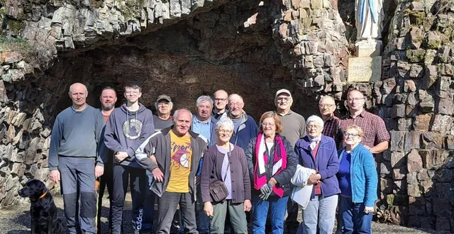 photo  l’équipe de bénévoles et des membres du conseil d’administration des anciens élèves et amis de don bosco de giel ont procédé, samedi, au nettoyage autour de la grotte.  &copy;  ouest-france 