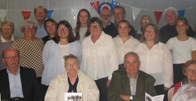 photo  les doyens, entourés des élus et des serveuses.  &copy;  ouest-france 