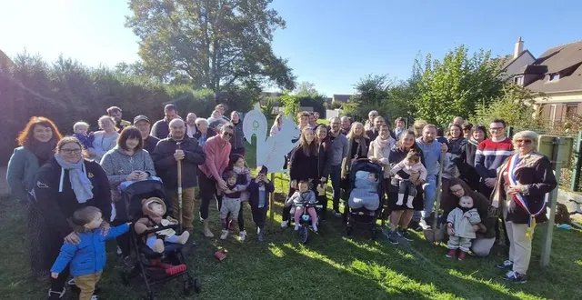 photo  les douze familles ont planté un arbre pour symboliser la naissance de leur enfant, accompagné par un agent des espaces verts de la commune.  &copy;  victoria chantoiseau 