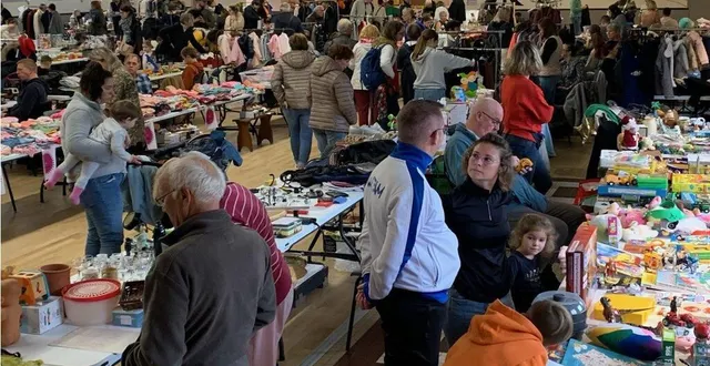 photo  belle affluence au vide-greniers du comité des fêtes  &copy;  le maine libre 