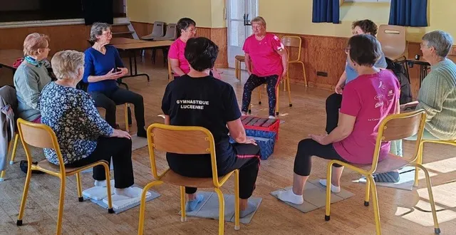 photo  séance de yoga avec mylène anquetil, professeure.  &copy;  le maine libre 