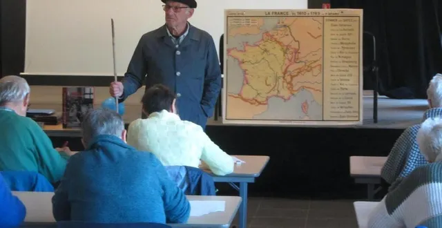 photo  les candidats penchés sur leur feuille, tentent de résoudre un problème qui présente des pièges. la carte de france et le tableau figurent une classe d’autrefois. le maître, baguette à la main, veille à la régularité de l’épreuve.  &copy;  ouest-france 