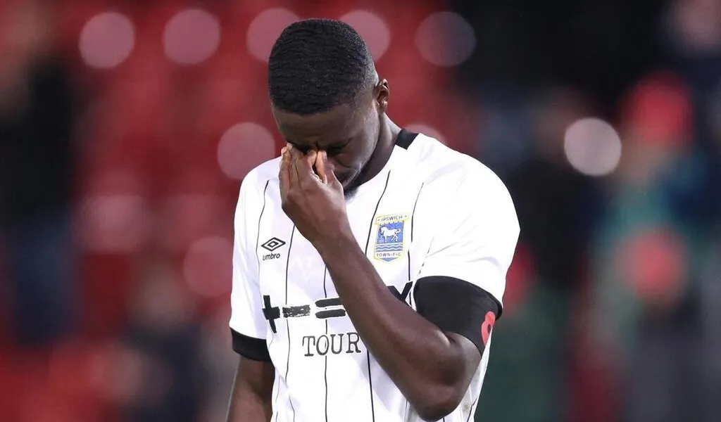 Football. Coupé en faisant la vaisselle, un défenseur de Premier League