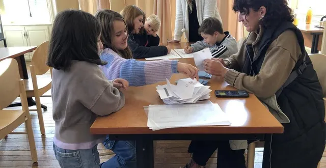 photo  l’heure est grave. les enfants des écoles de la flèche (sarthe) procèdent au dépouillement des élections au conseil municipal des enfants, ce mardi 8 octobre 2024.  &copy;  ouest-france 