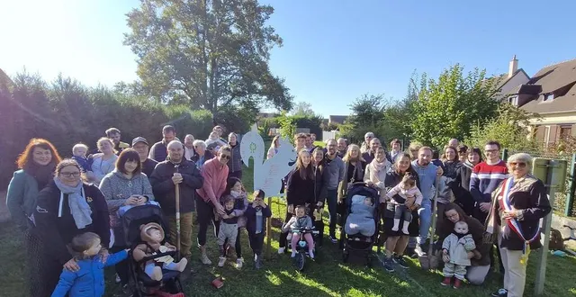 photo  douze familles sont venues planter un arbre dans le cadre de l’opération régionale une naissance, un arbre 2024.   &copy;  le maine libre 
