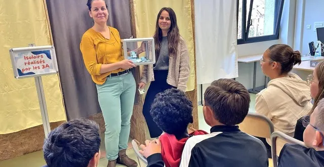 photo  charlotte rabouam, professeure principale, et laurette bruneau, cpe, posent devant les isoloirs lors du vote des 5e b, vendredi 4 octobre 2024, au collège simone-veil.  &copy;  ouest-france 
