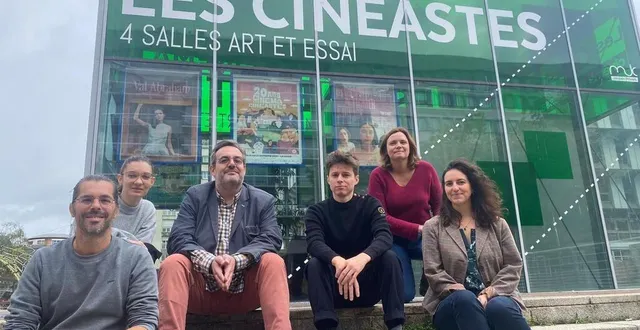 photo  les cinéastes, installés sur la place des comtes-du-maine, fêtent leurs 20 ans.  &copy;  photo : le maine libre 