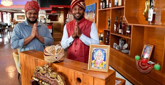 photo  angers, avenue pasteur, le 8 octobre 2024. manish shiwankar (à droite) et taurun ganta accueillent avec le sourire au taj tandoor.  &copy;  co - laurent combet 