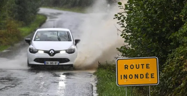 photo  secteur de fay, mercredi 9 octobre 2024. ça passe encore. mais les pluies ont partiellement inondé la chaussée à cet endroit.  &copy;  le maine libre - denis lambert 