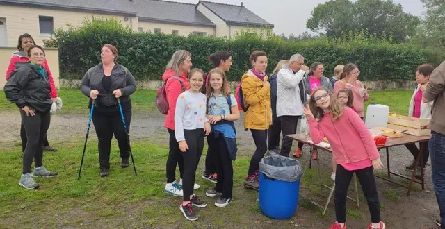 photo  au ravitaillement des ecouperies, un groupe de randonneurs qui arboraient toutes et tous la couleur rose.  &copy;  co 