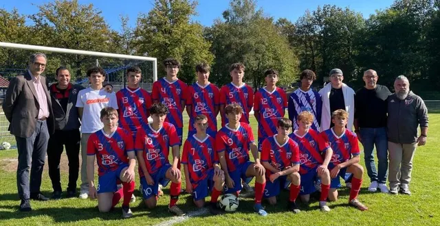 photo  les joueurs ont pu profiter de leurs nouveaux maillots pour le match de samedi dernier.  &copy;  le maine libre 